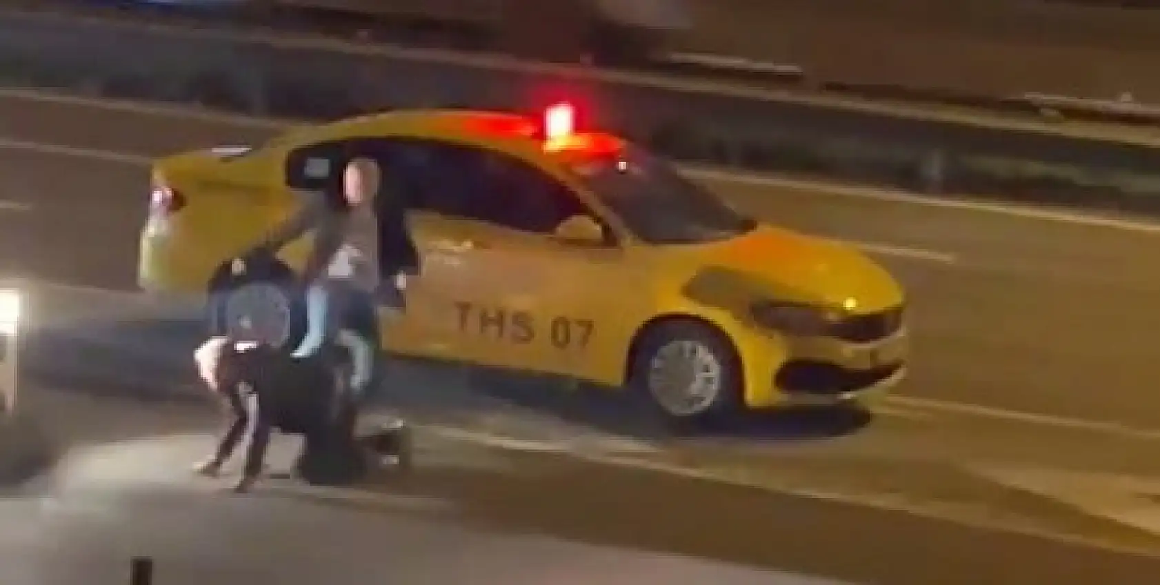 Ücretini alamadığı müşterisini yol ortasında dövdü