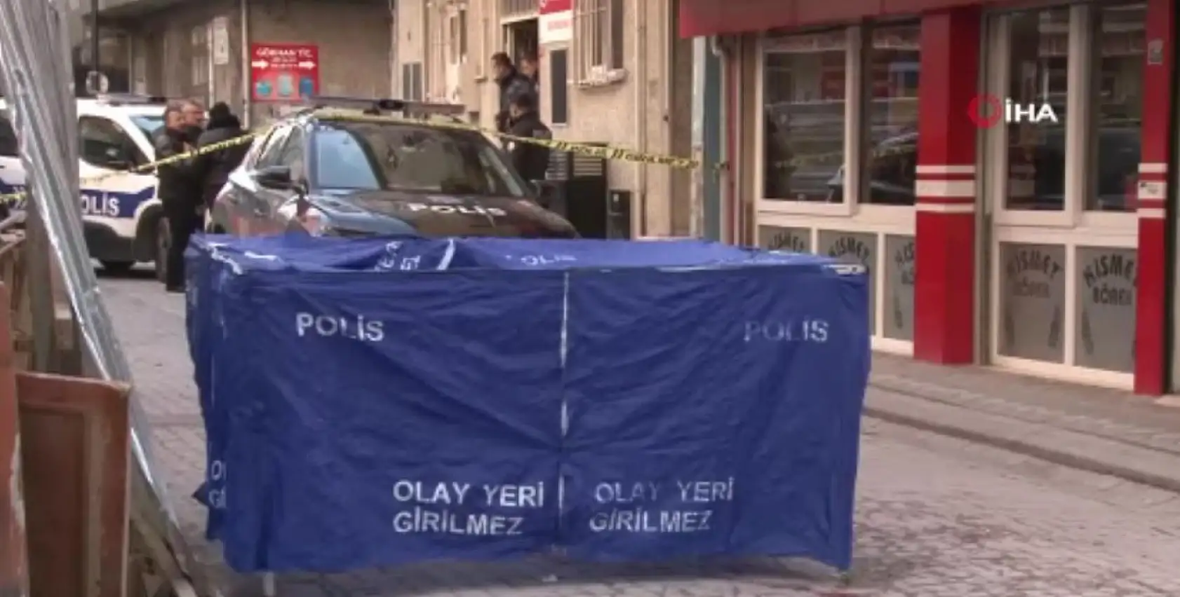 Arkadaşını baltayla öldürdükten sonra başını keserek aşağı attı