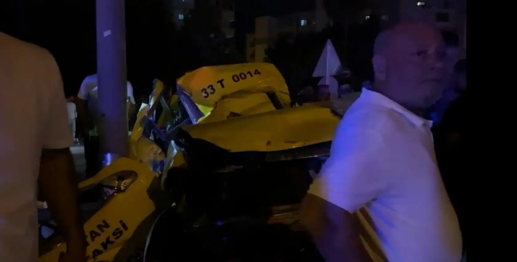 Önce ağaca, sonra direğe! Taksi kazasında can verdiler
