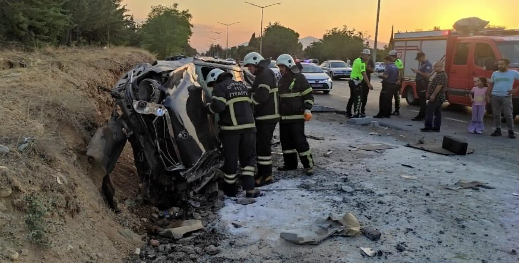 Burdur-Fethiye Karayolu'nda Otomobil Otobüs Durağına Çarptı: 2 Yaralı