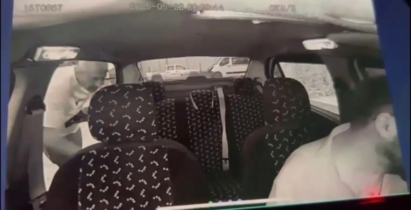 Taksiciyi silahla gezdirdi, sonra da parasını gasp etti