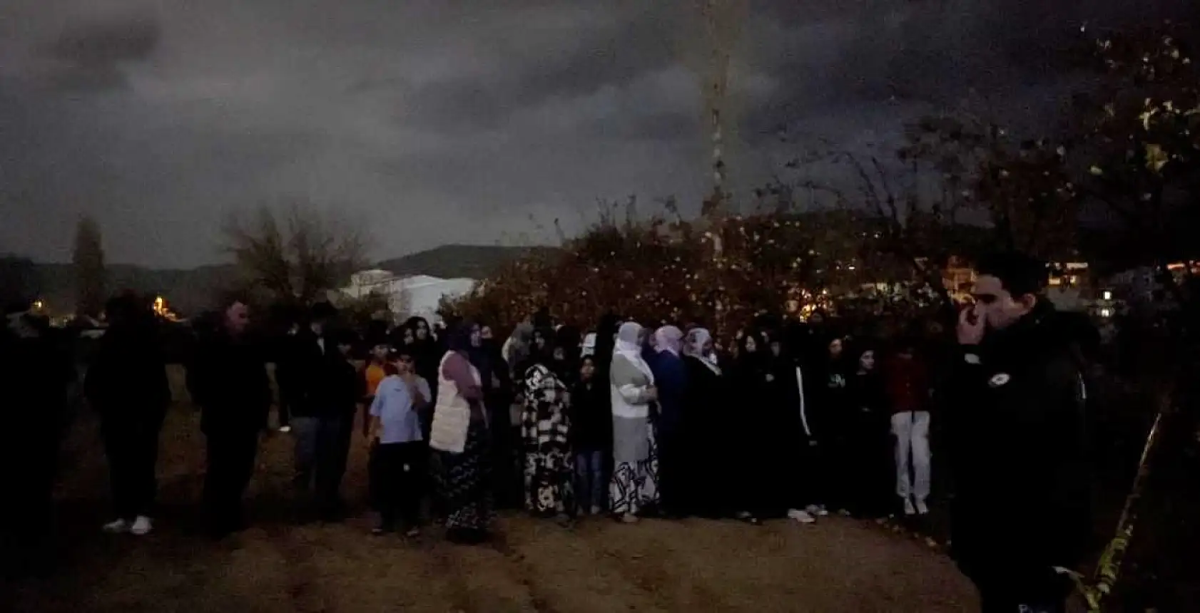 Evlilik yıl dönümünde boşanma aşamasındaki 16 yıllık eşini öldürüp intihar etti