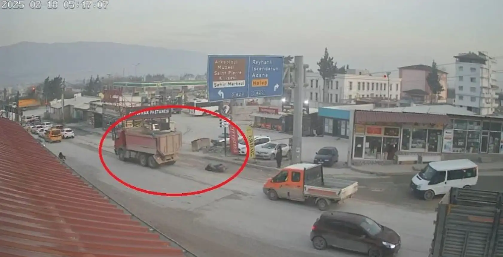 Motosiklet sürücüsü kamyonun altında can verdi