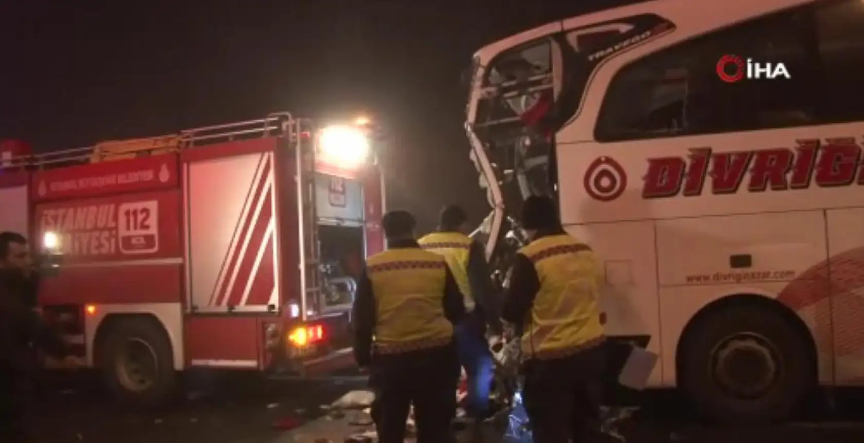 Yolcu otobüsü tıra çarptı, 19 yaralı