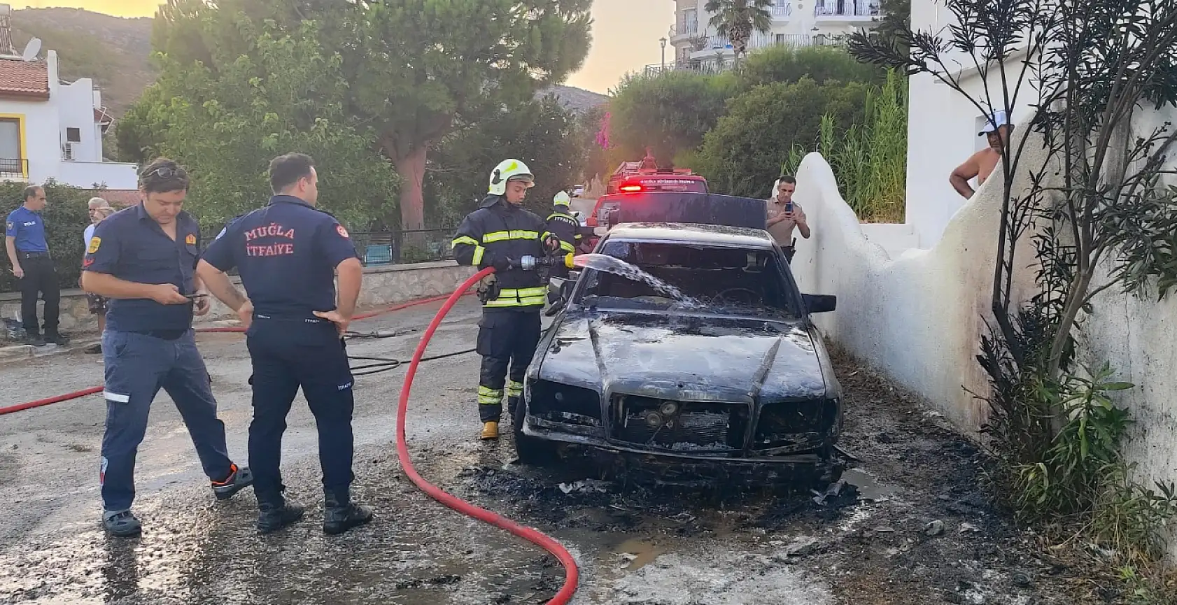 Datça'da park halindeki otomobil yandı
