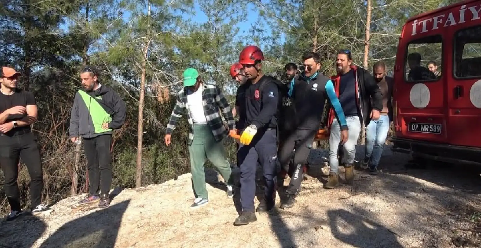 Alçak uçuş yaparken paraşütü makilere takıldı, düştüğü yerde mahsur kaldı