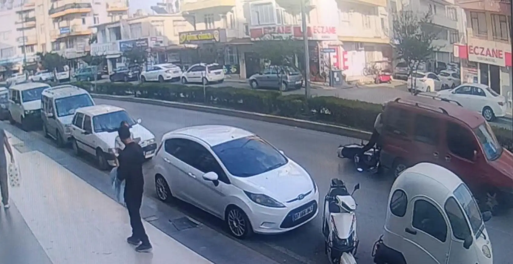 Aynı cadde üzerinde 5 dakika arayla kaza: 2 motosiklet sürücüsü yaralandı