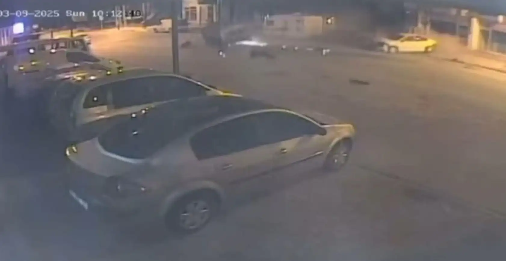 Fiat Tofaş otomobil, park halindeki araçlara çarpıp hurdaya döndü: 1'i ağır 2 yaralı