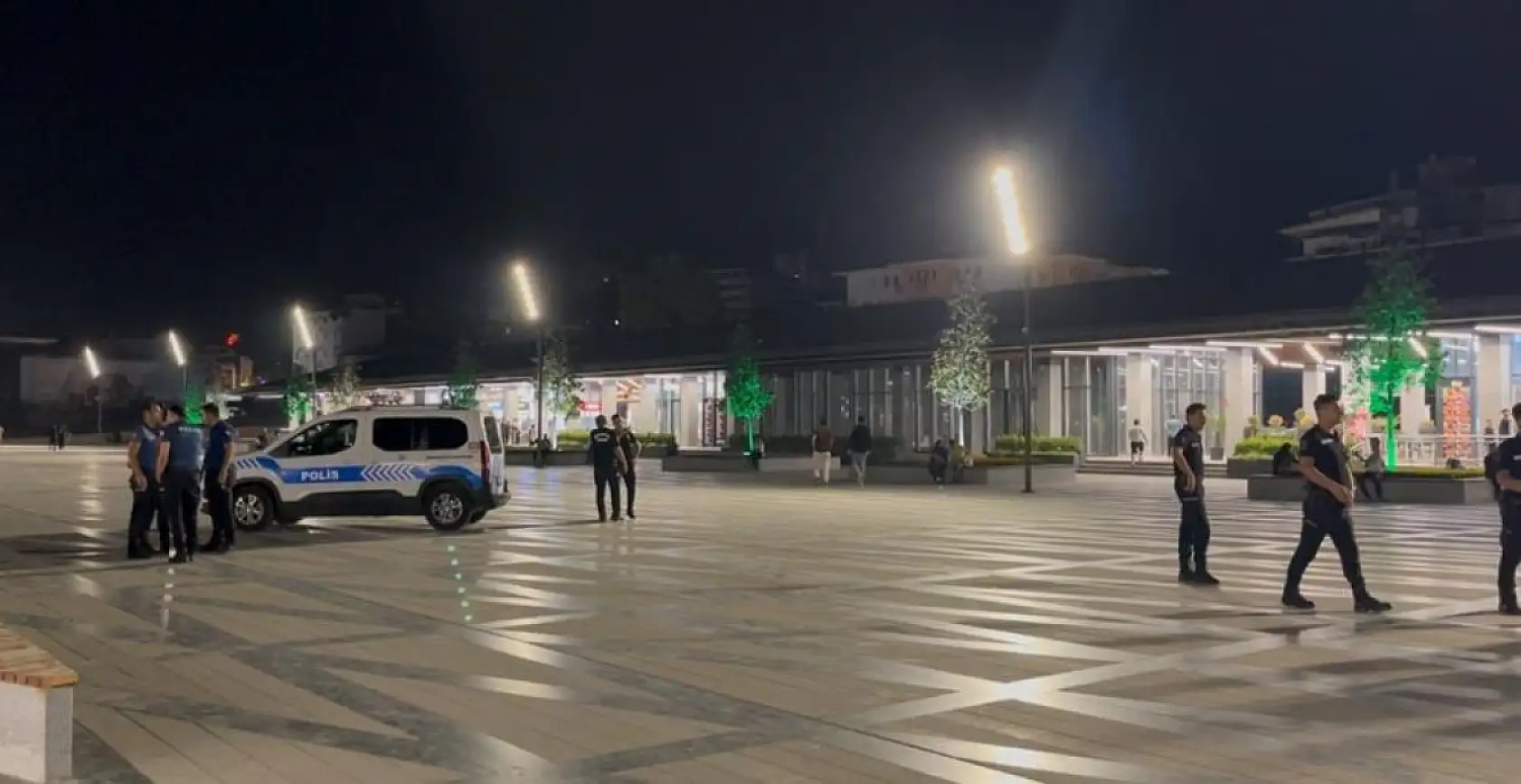 Bıçaklı dehşet: 14 yaşındaki genç kız 4 kişiyi bıçakladı