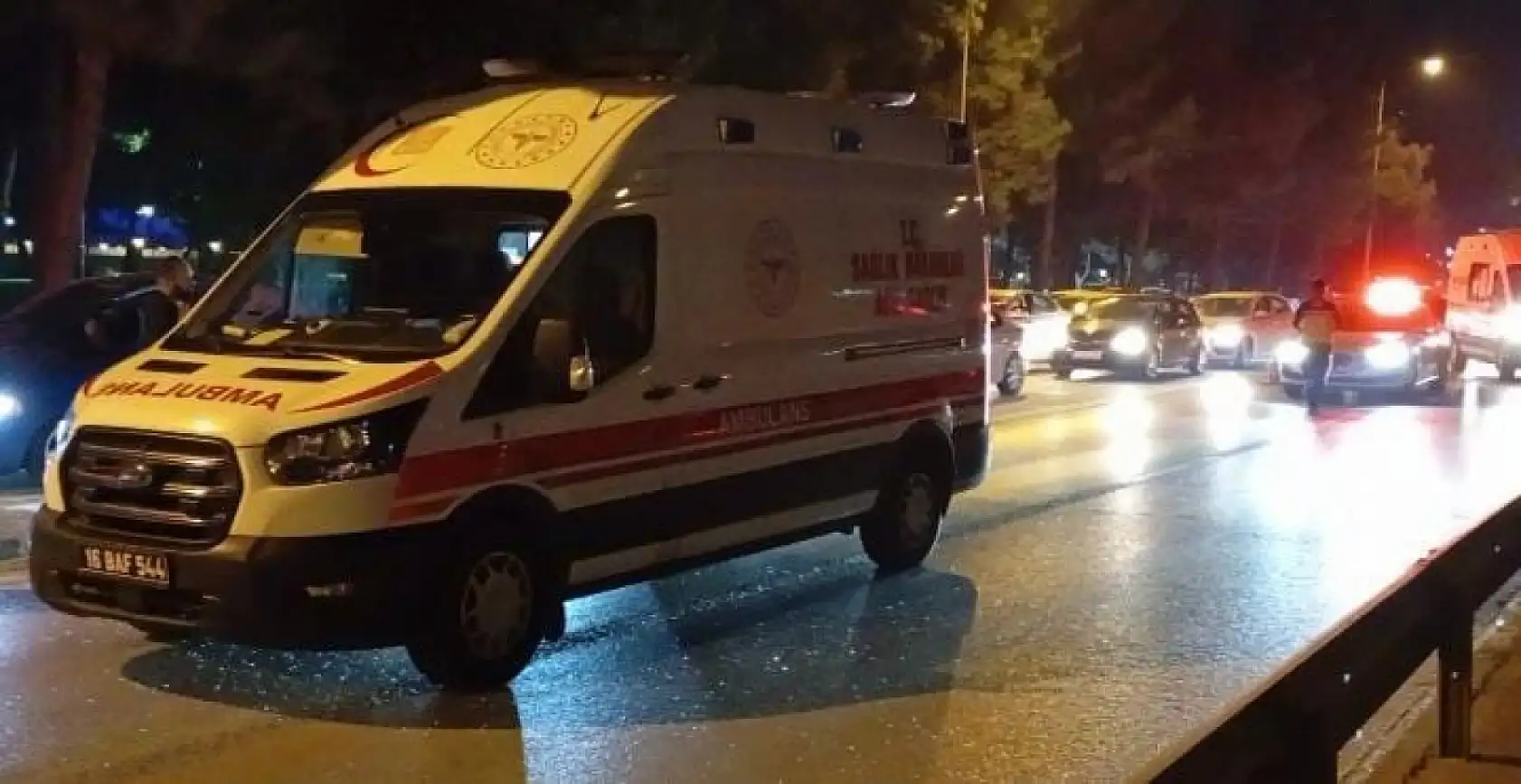 İzmir Yolu'nda gece saatlerinde kaza: 8 kişi yaralandı