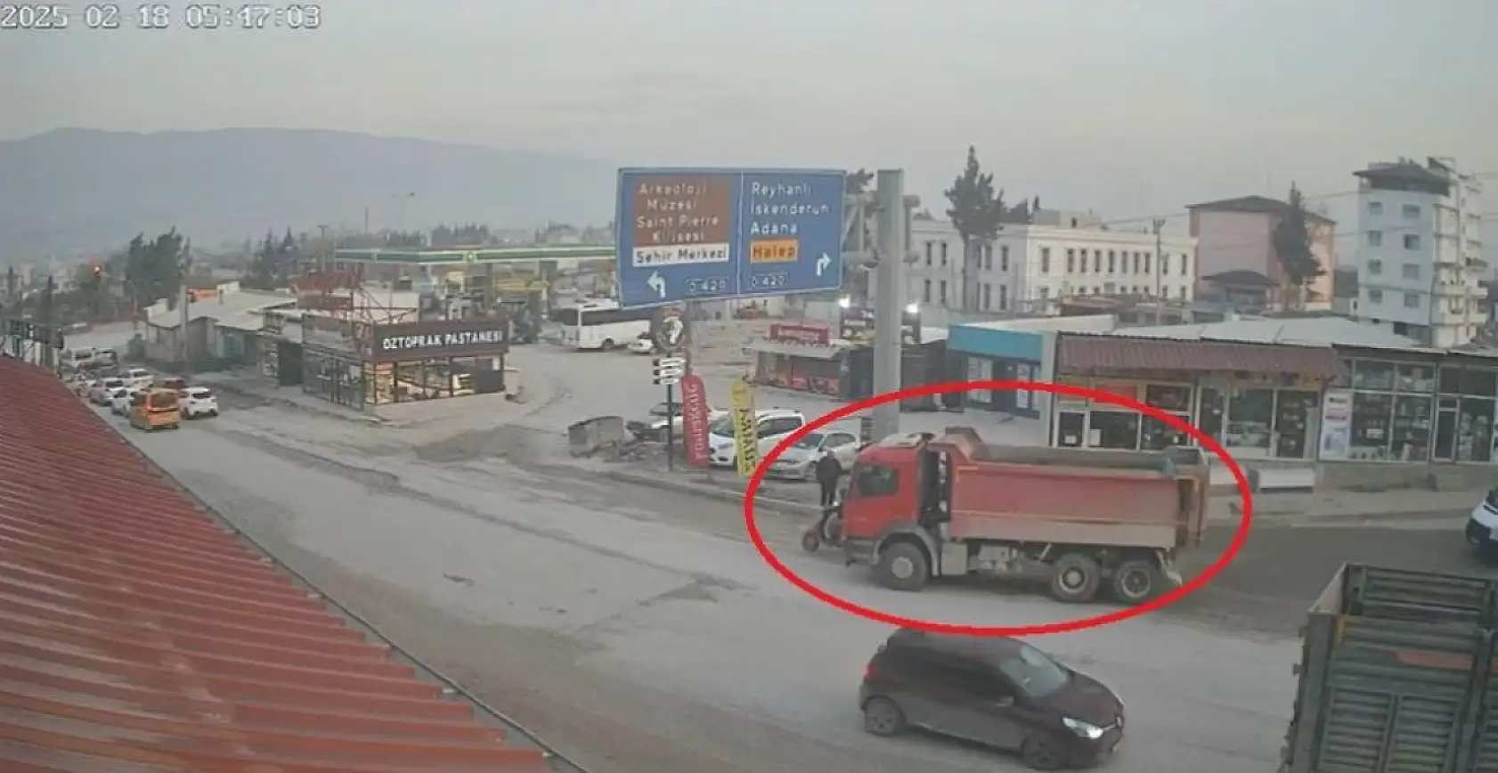 Motosiklet sürücüsü kamyonun altında can verdi