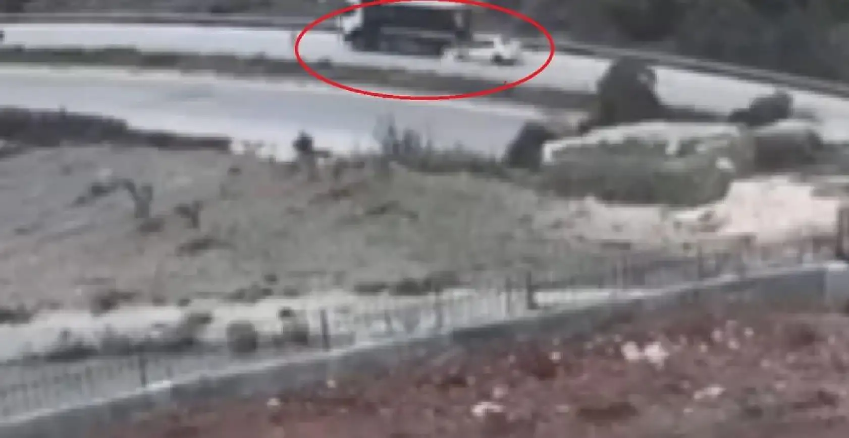 Otomobil hafriyat kamyonuna ok gibi saplandı, 1 ölü