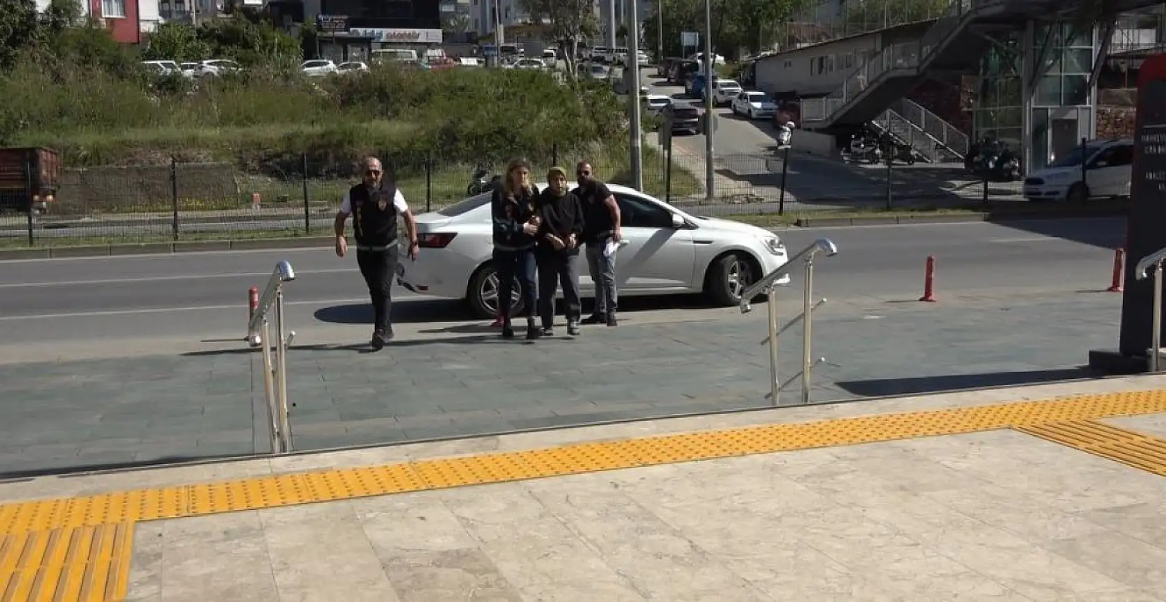 Akıl almaz olay: 36 günlük bebeğini pencereden attı