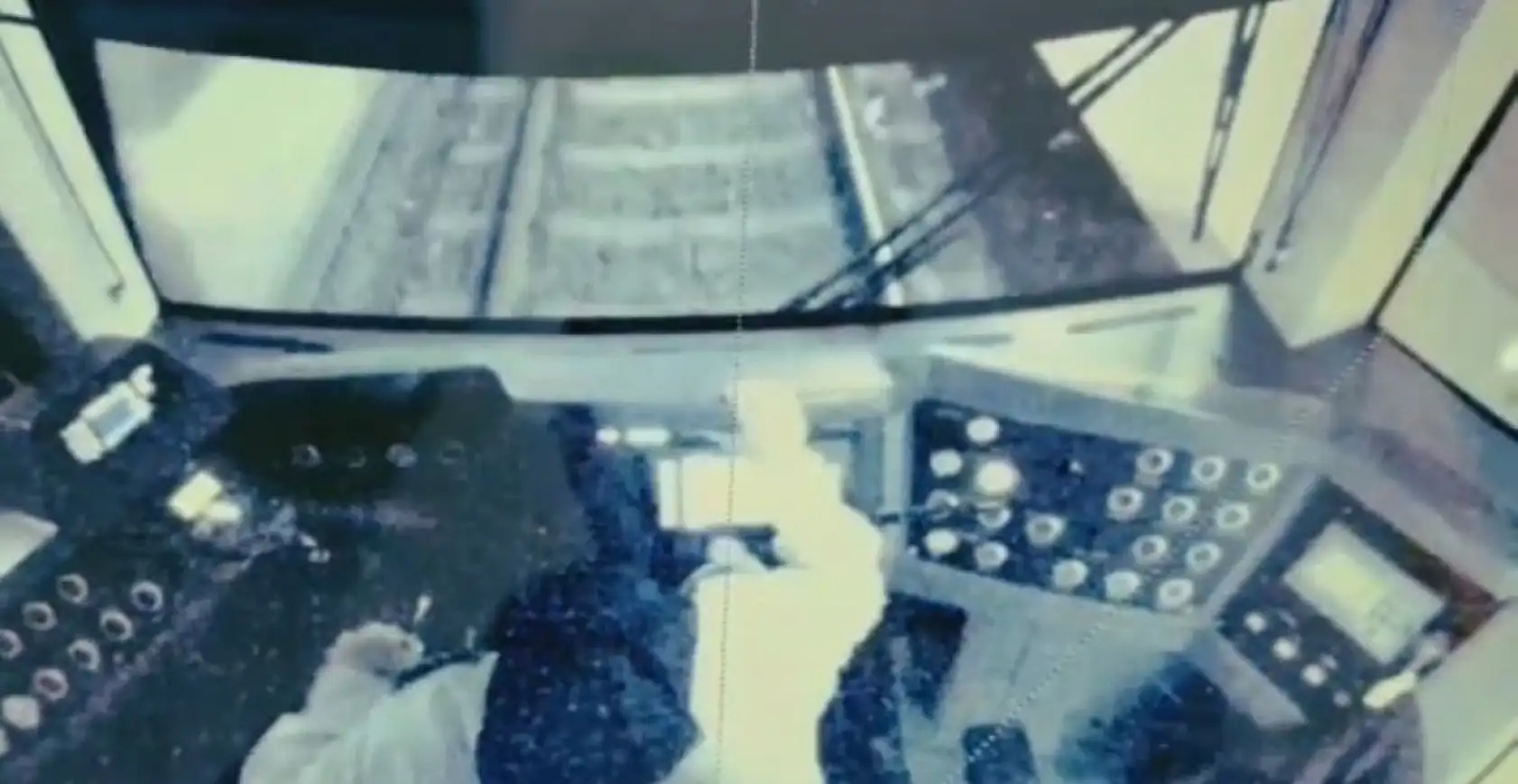 Kadın vatmanın refleksi, rayların üstüne düşen adamı ölümden böyle kurtardı