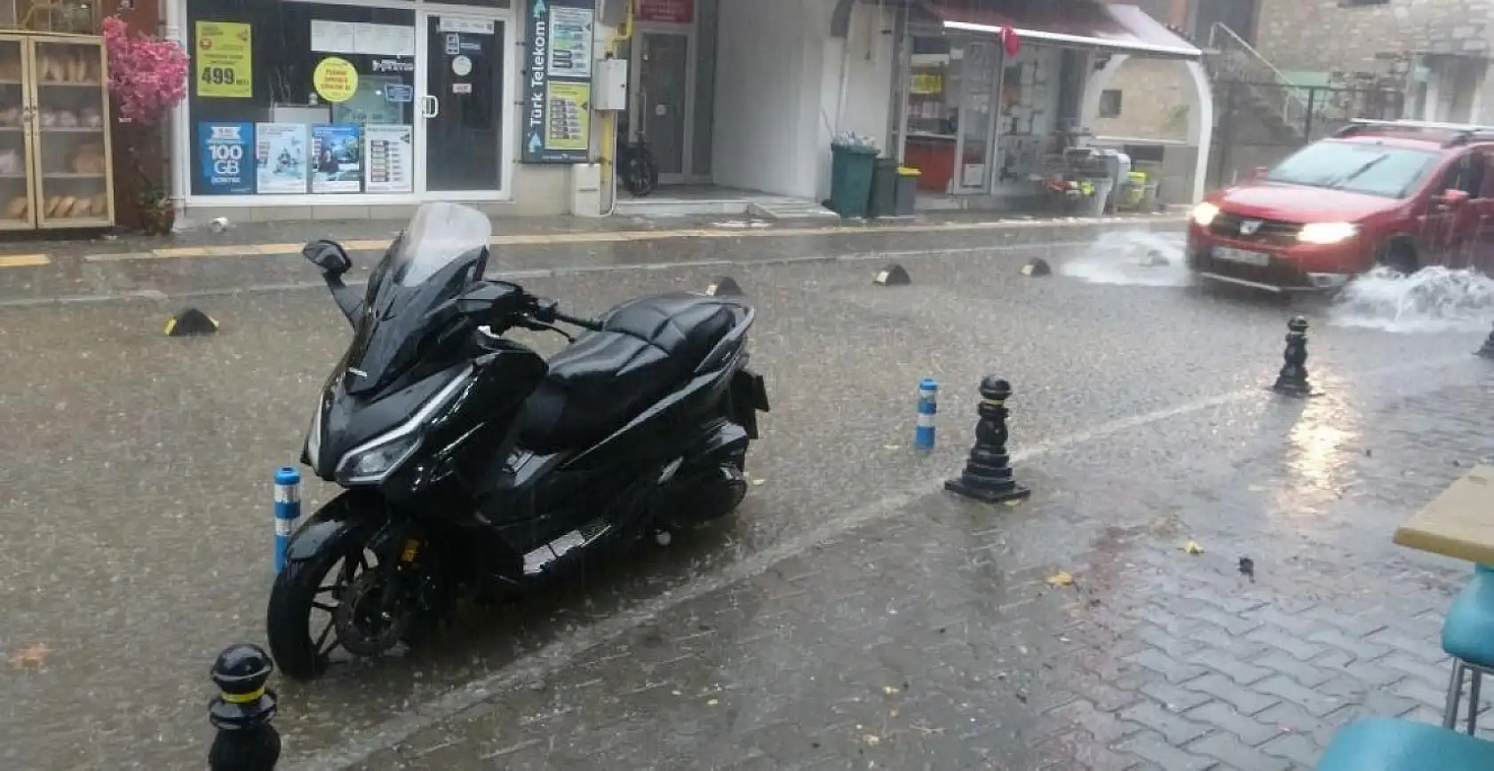 Menteşe'de şiddetli yağmur ve dolu etkili oluyor