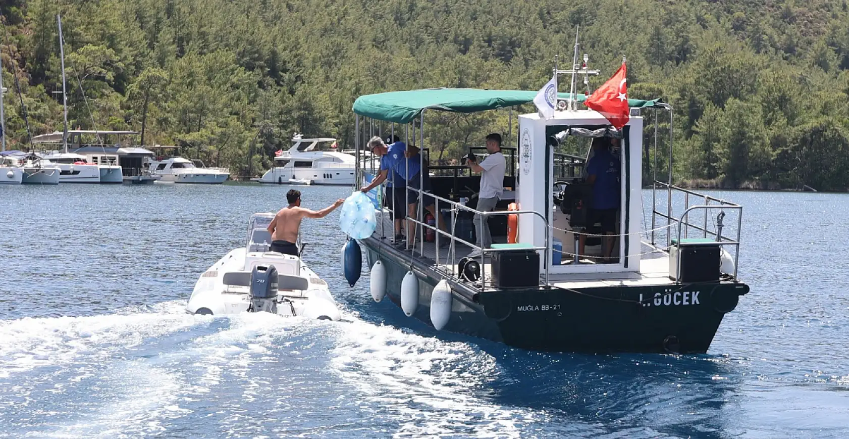 Muğla'da atıklar toplanıyor, denizler korunuyor