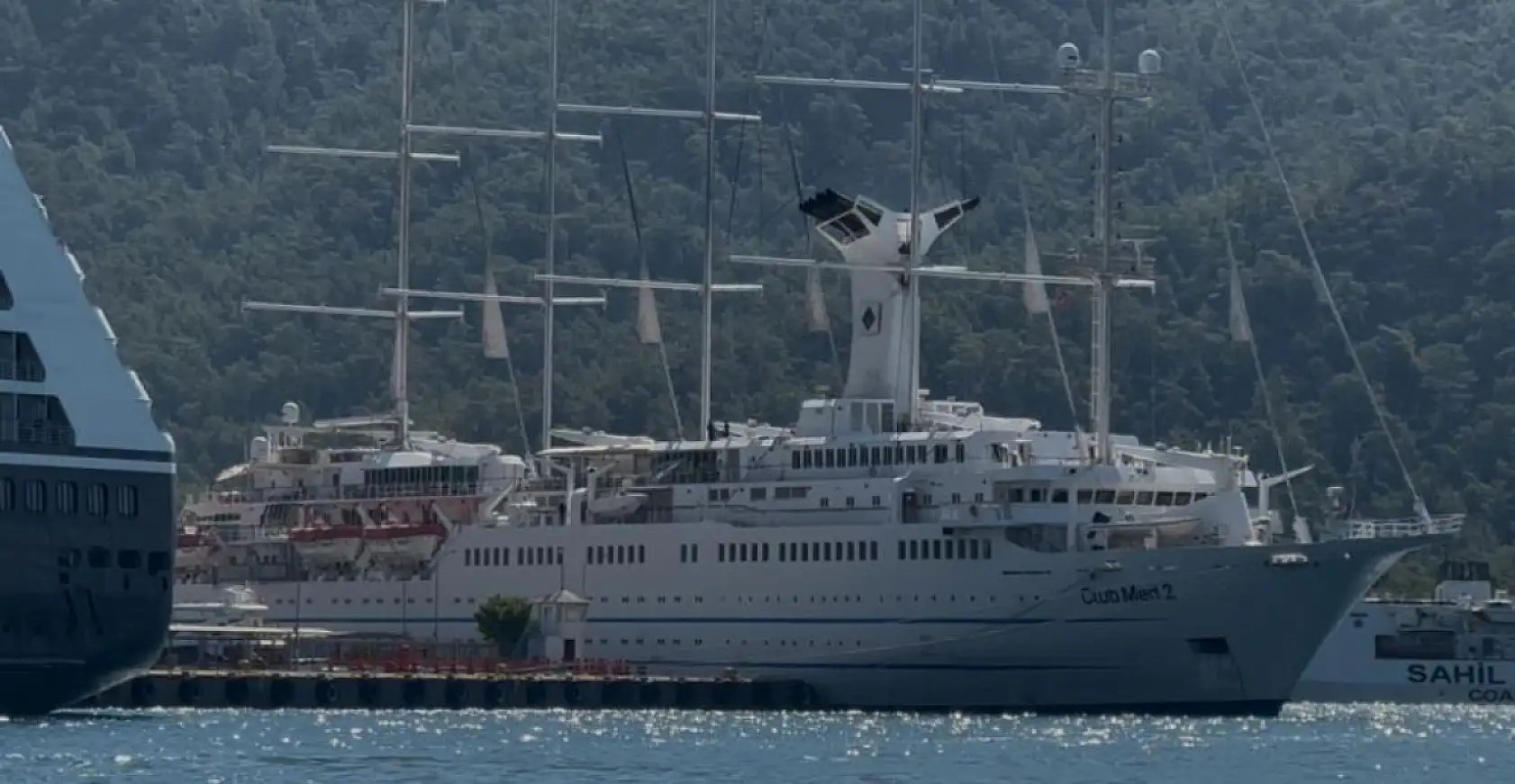 Marmaris'e iki dev yolcu gemisi geldi