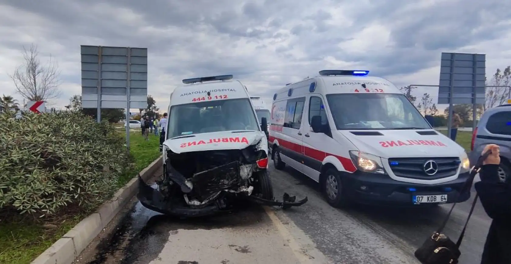 Ambulansa yol verme kazasında ortalık savaş alanına döndü
