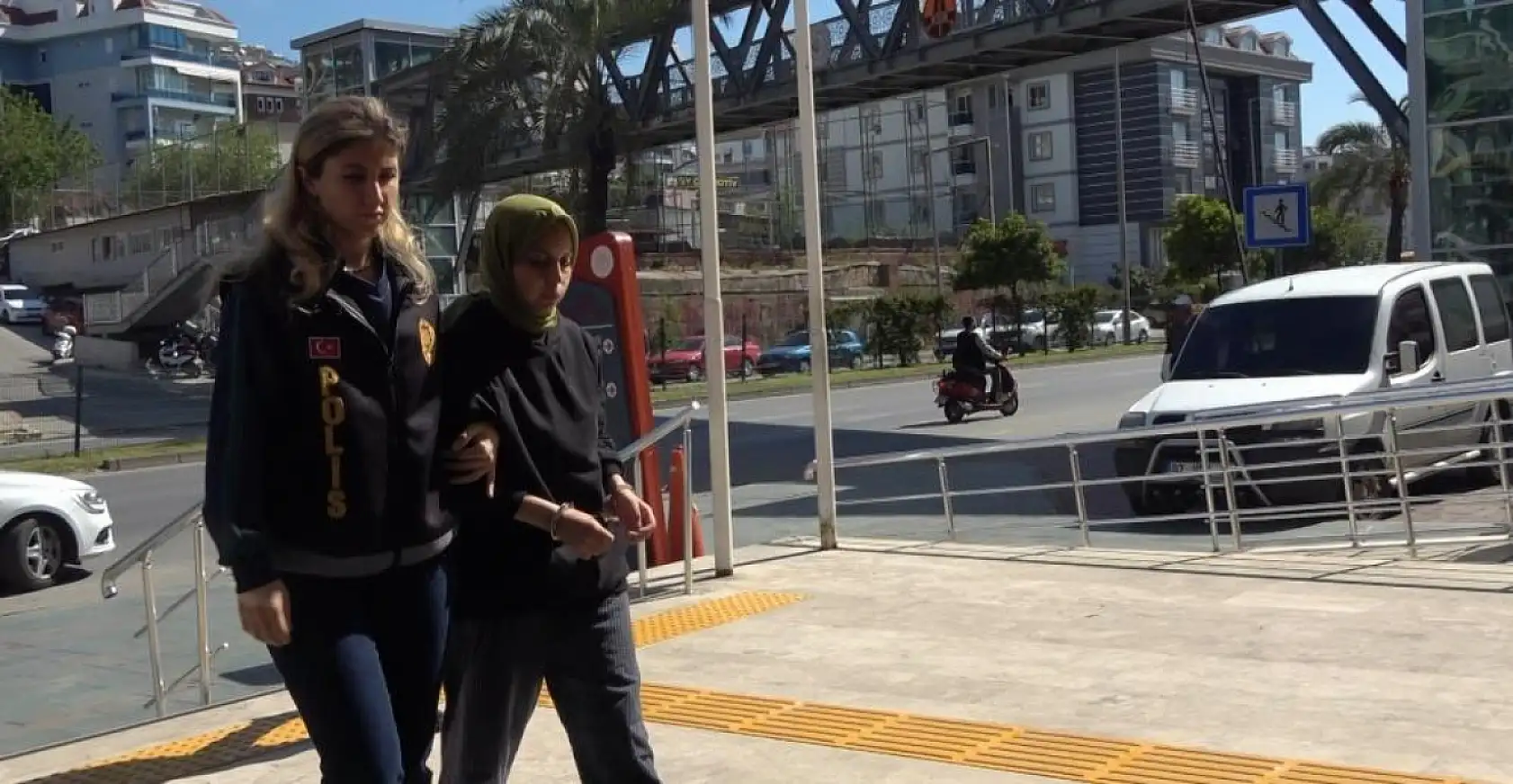 Akıl almaz olay: 36 günlük bebeğini pencereden attı