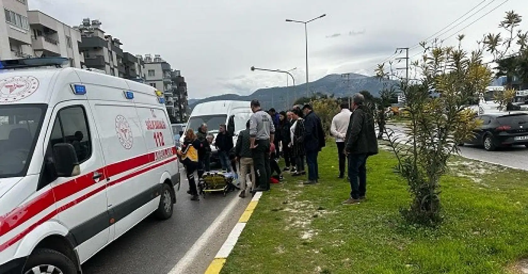 Minibüs yayaya çarptı, 1 yaralı