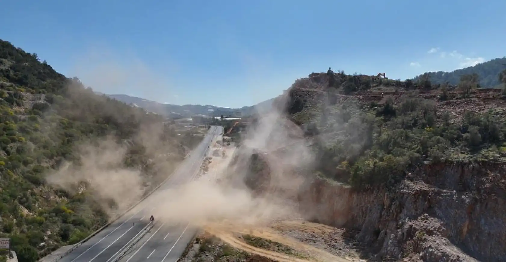 Dağ patlaması korkuttu: Kaya parçaları yolu kapattı, evlerde çatlaklar meydana geldi