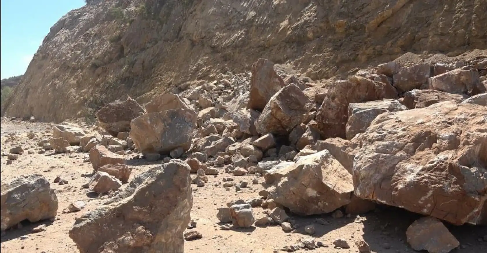 Dağ patlaması korkuttu: Kaya parçaları yolu kapattı, evlerde çatlaklar meydana geldi