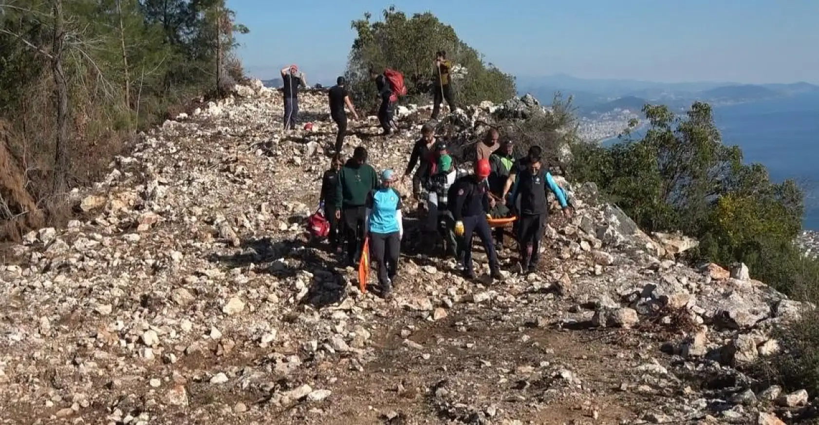 Alçak uçuş yaparken paraşütü makilere takıldı, düştüğü yerde mahsur kaldı