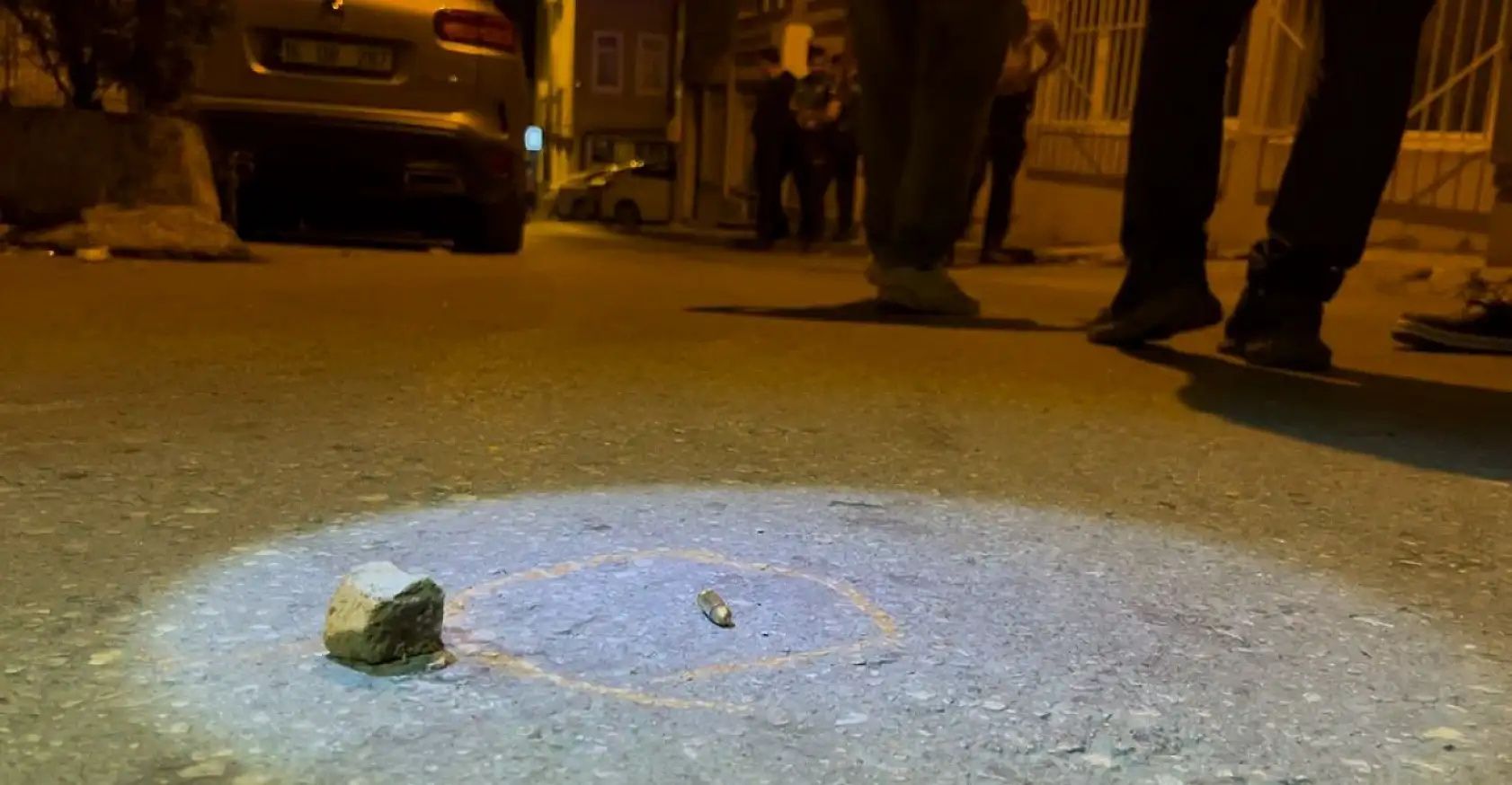 Kavgada önce silahlar, sonra bıçaklar çekildi: 2 yaralı