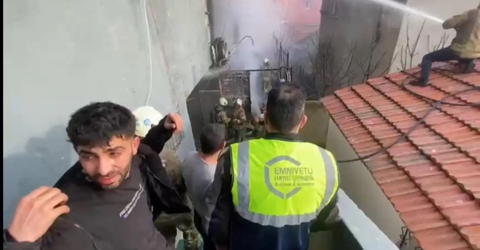 İstanbul'da 4 katlı binada korkutan yangın