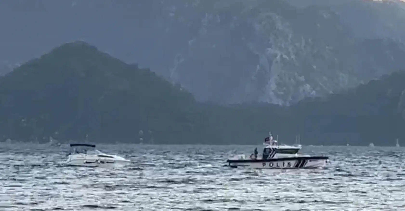 Marmaris'te denizde arızalanan teknedeki vatandaşlar polis botu ile kurtarıldı