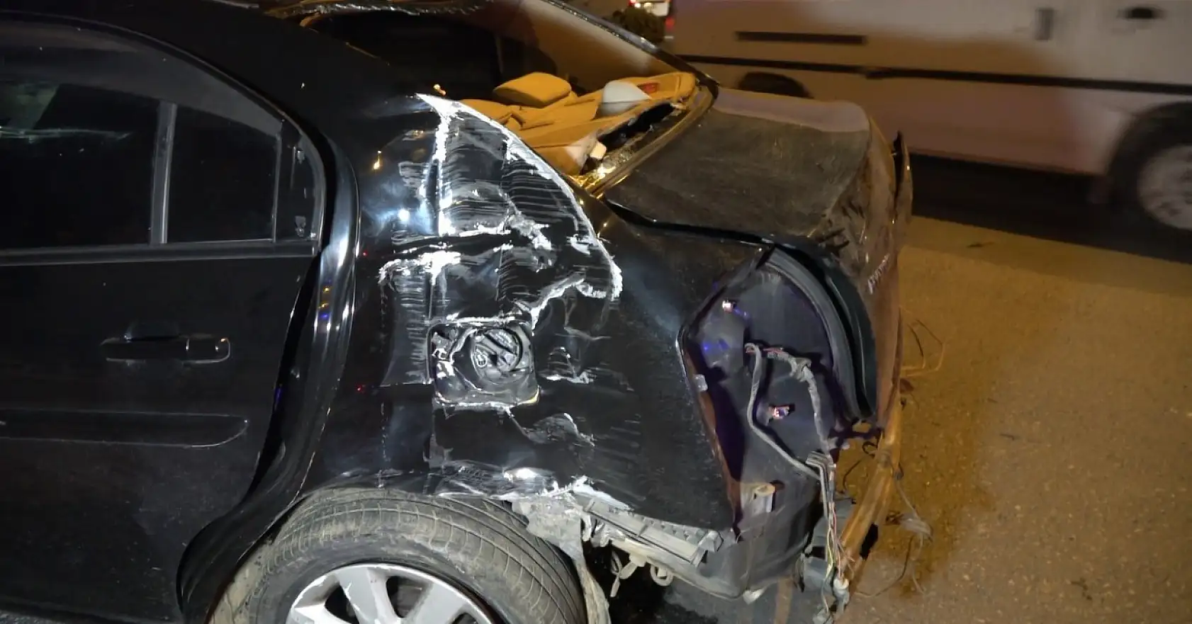 Aydınlatma direği ve bariyerlere çarpan otomobilin sürücüsü yaralandı