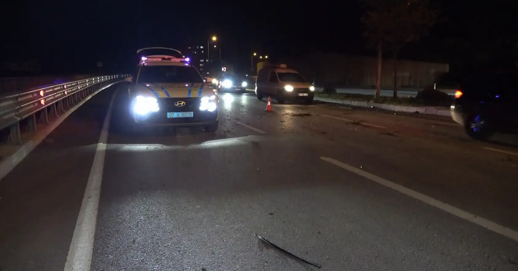 Aydınlatma direği ve bariyerlere çarpan otomobilin sürücüsü yaralandı