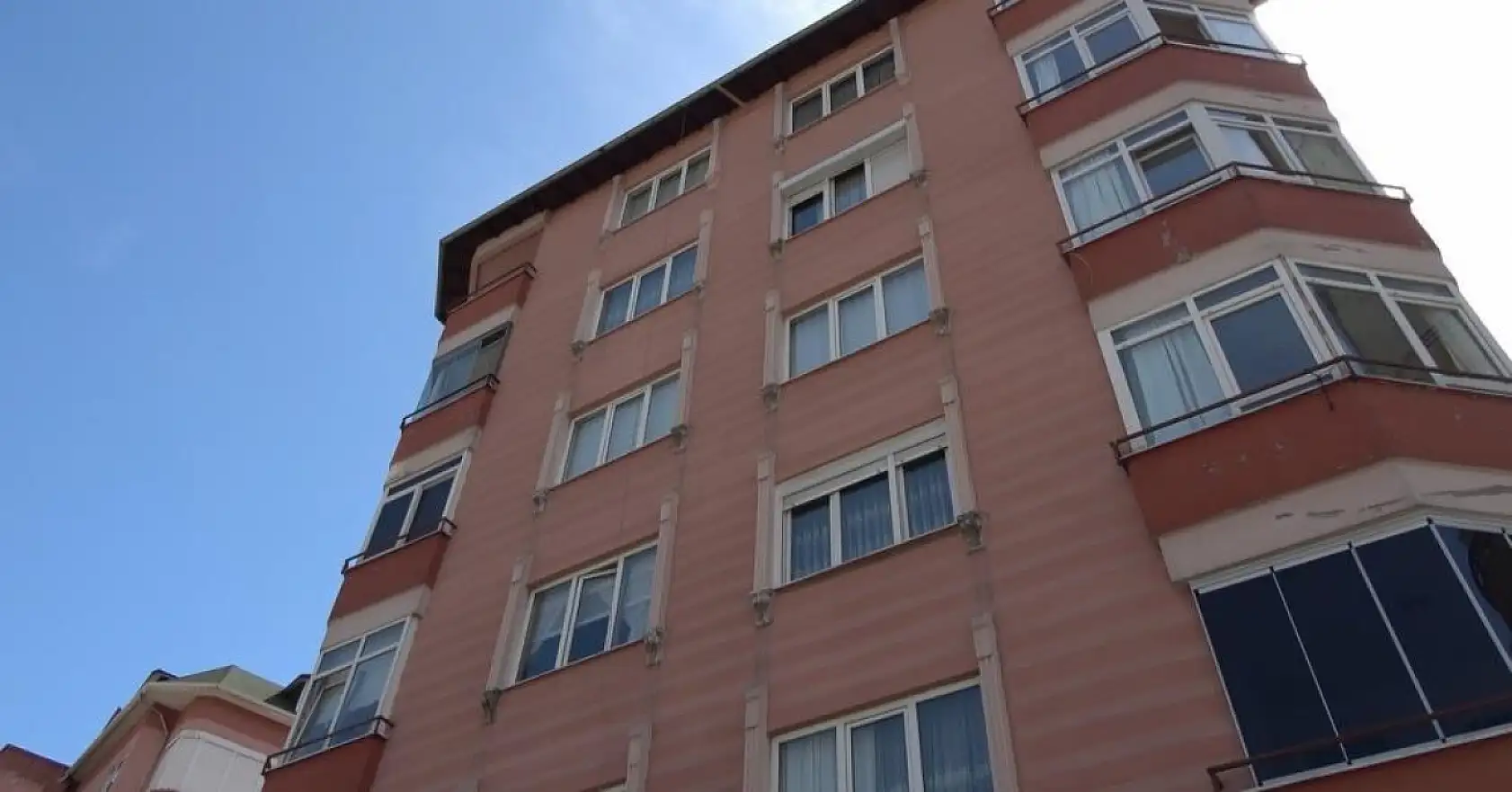 Akıl almaz olay: 36 günlük bebeğini pencereden attı