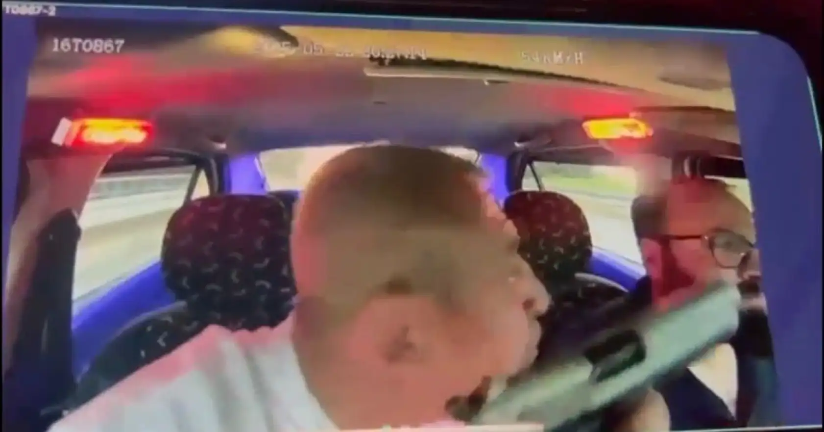 Taksiciyi silahla gezdirdi, sonra da parasını gasp etti