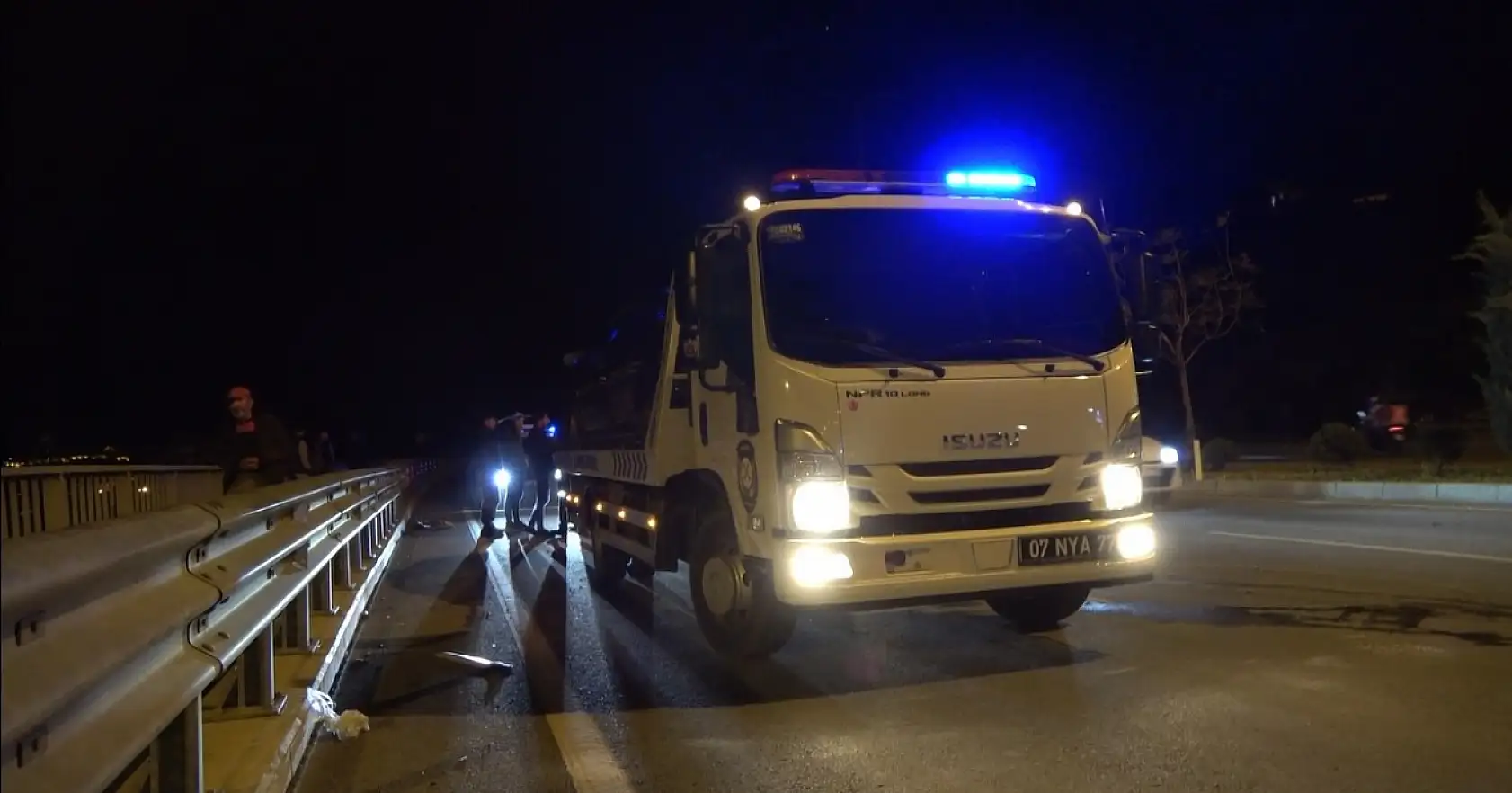 Aydınlatma direği ve bariyerlere çarpan otomobilin sürücüsü yaralandı