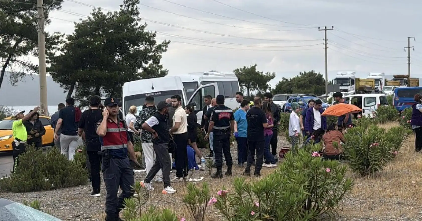Bodrum'da can pazarı: Minibüsle otomobil çarpıştı, 15 kişi yaralandı