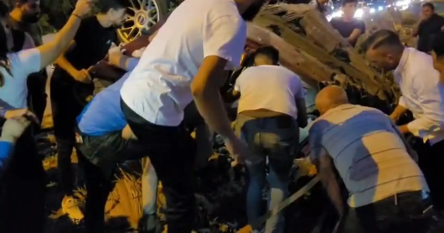 Aşırı hız yüzünden refüjdeki ağaca çarpan otomobil hurdaya döndü: 1 yaralı