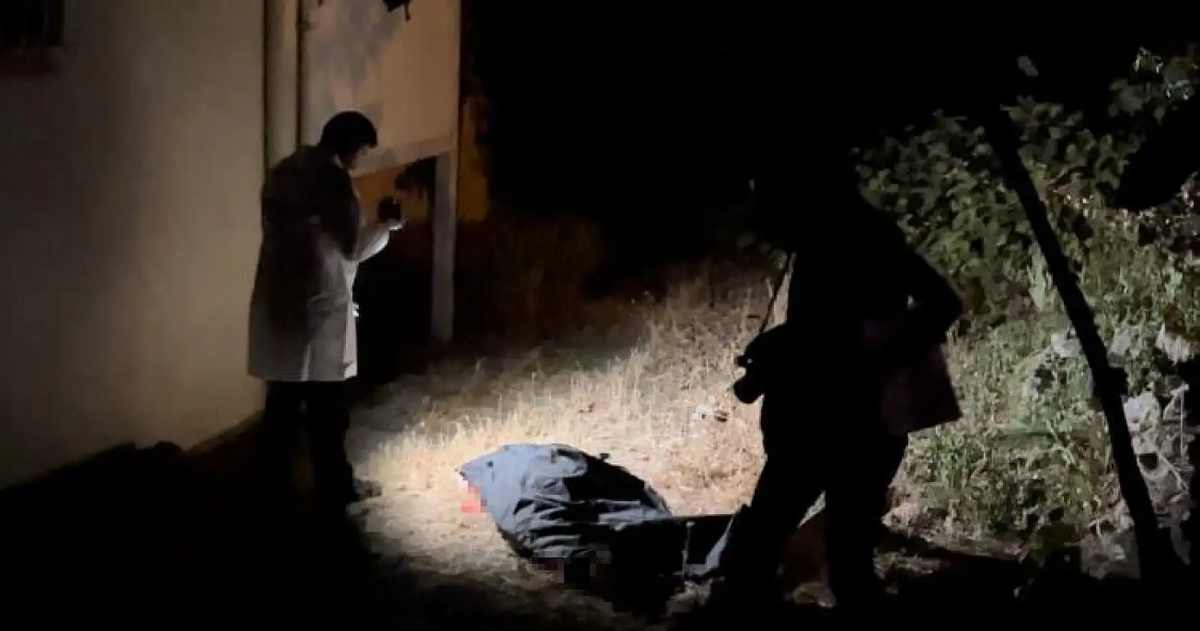 Hava almak için çıktığı camdan düşerek hayatını kaybetti