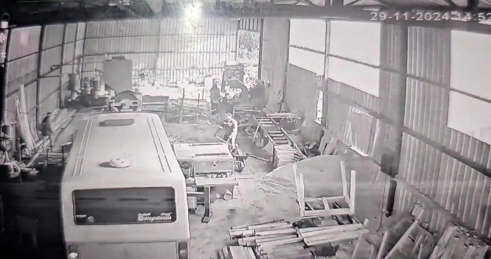 Babasının çalıştığı atölyeye minibüsle daldı