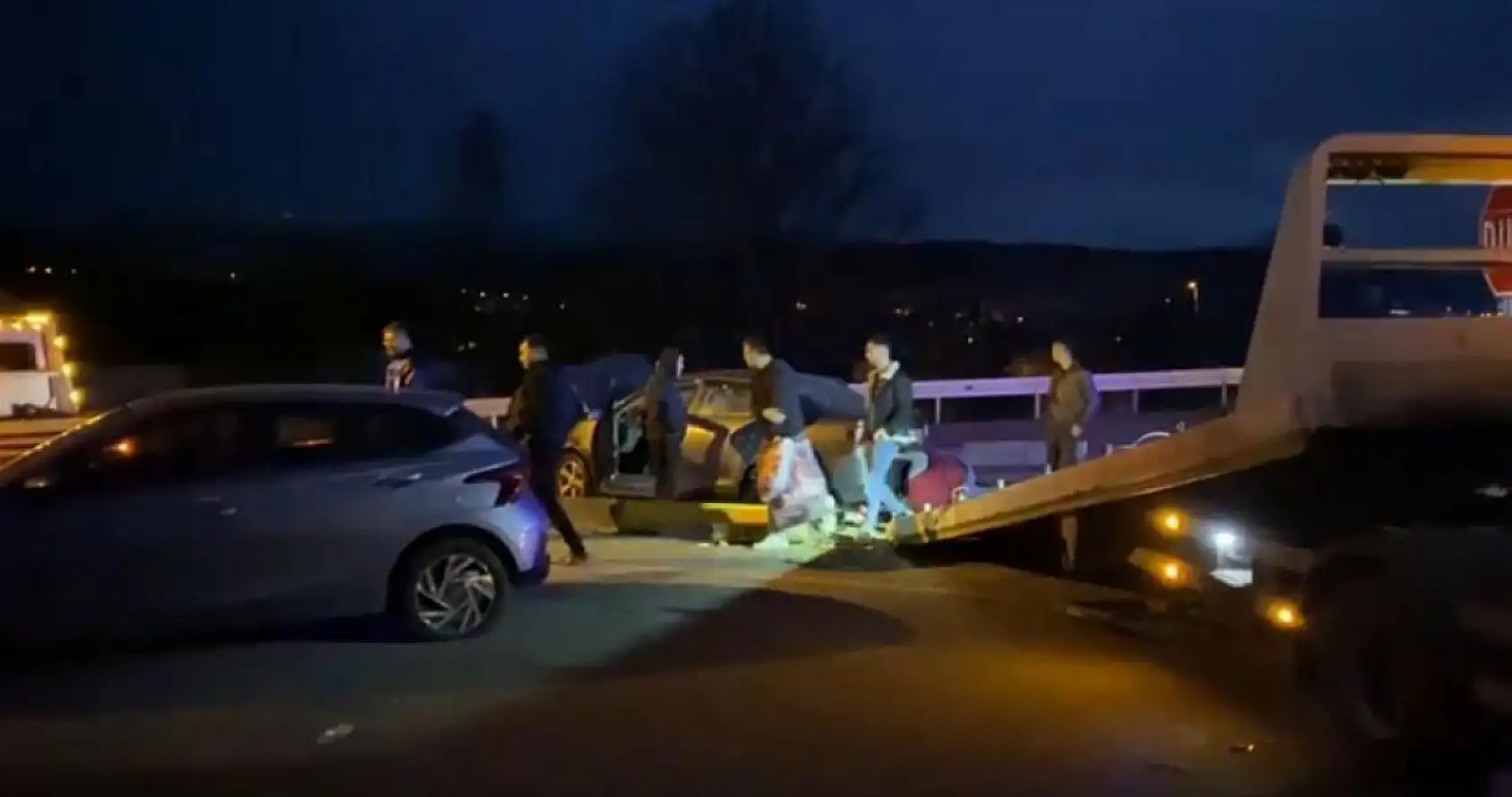 Kavşakta feci kaza: 1'i hamile kadın, 4 yaralı