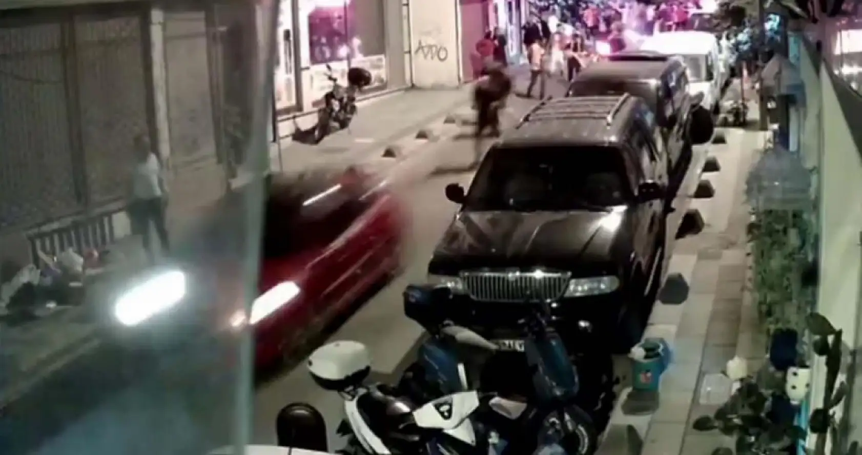 Şampiyonluğu kutlayan taraftara çarpıp kaçtı, o anlar güvenlik kamerasına yansıdı