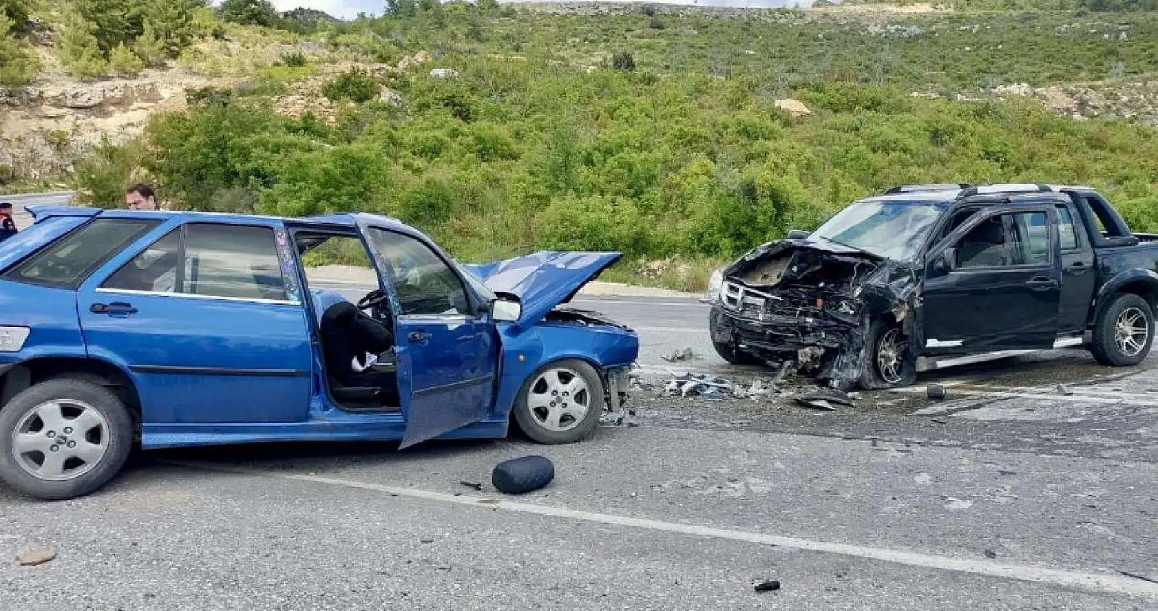 İki araç çarpıştı: 1 ölü, 2 yaralı