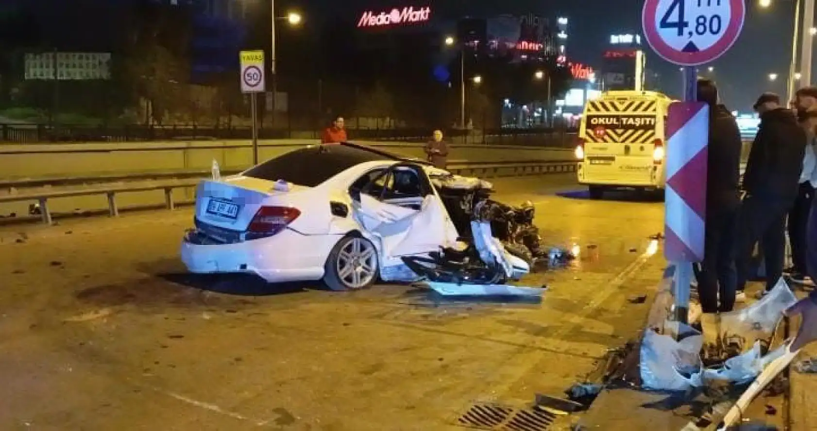 İzmir Yolu'nda gece saatlerinde kaza: 8 kişi yaralandı
