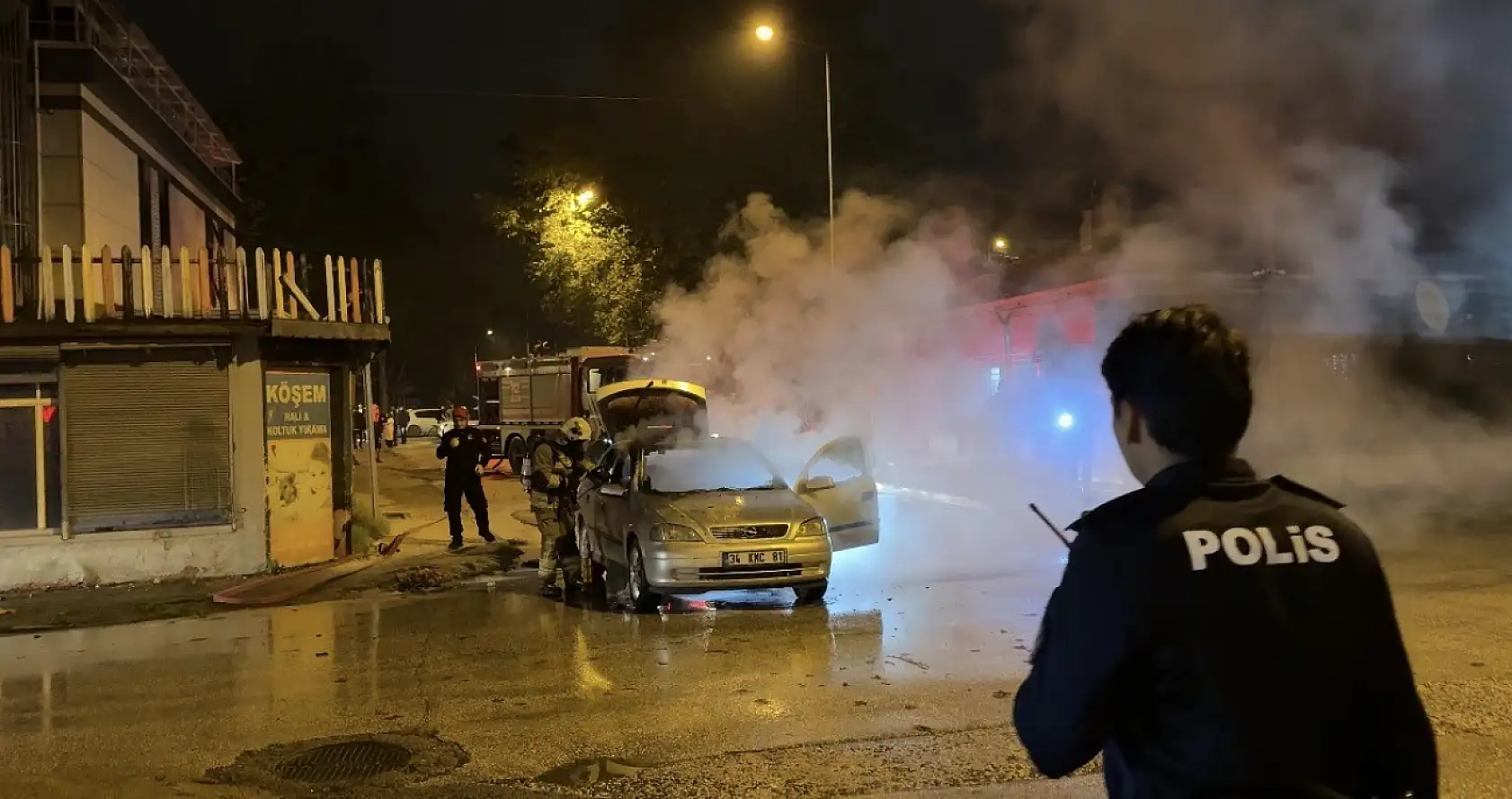 Otomobil alev alev yanarak küle döndü