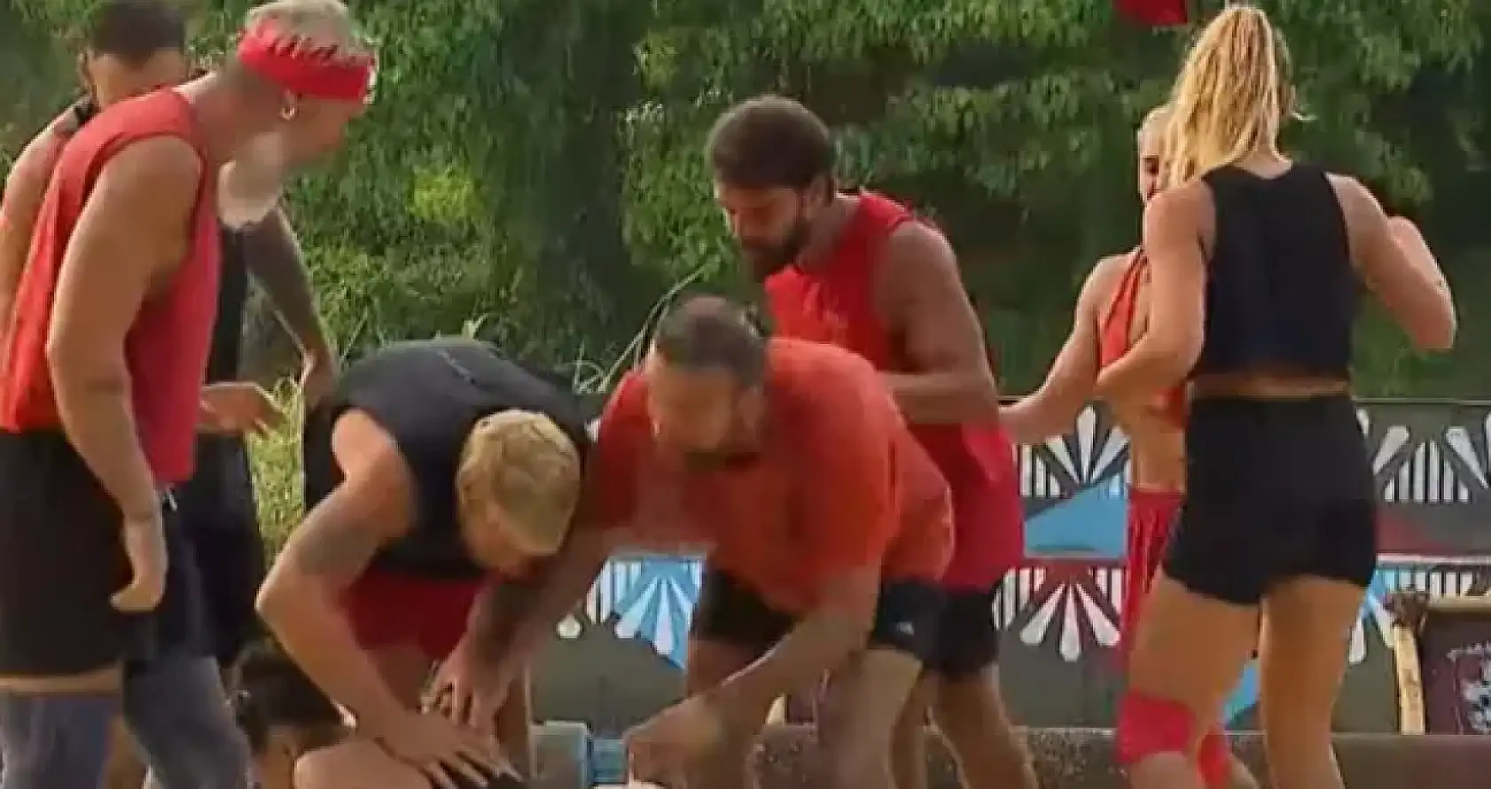 Keskin seramik üzerine düştü, Nefise yaralandı! Survivor'da korku dolu anlar