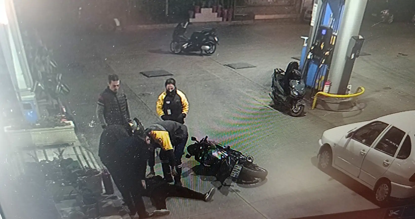 Otomobilin açılan kapısına çarpan motosiklet sürücü hastanelik oldu