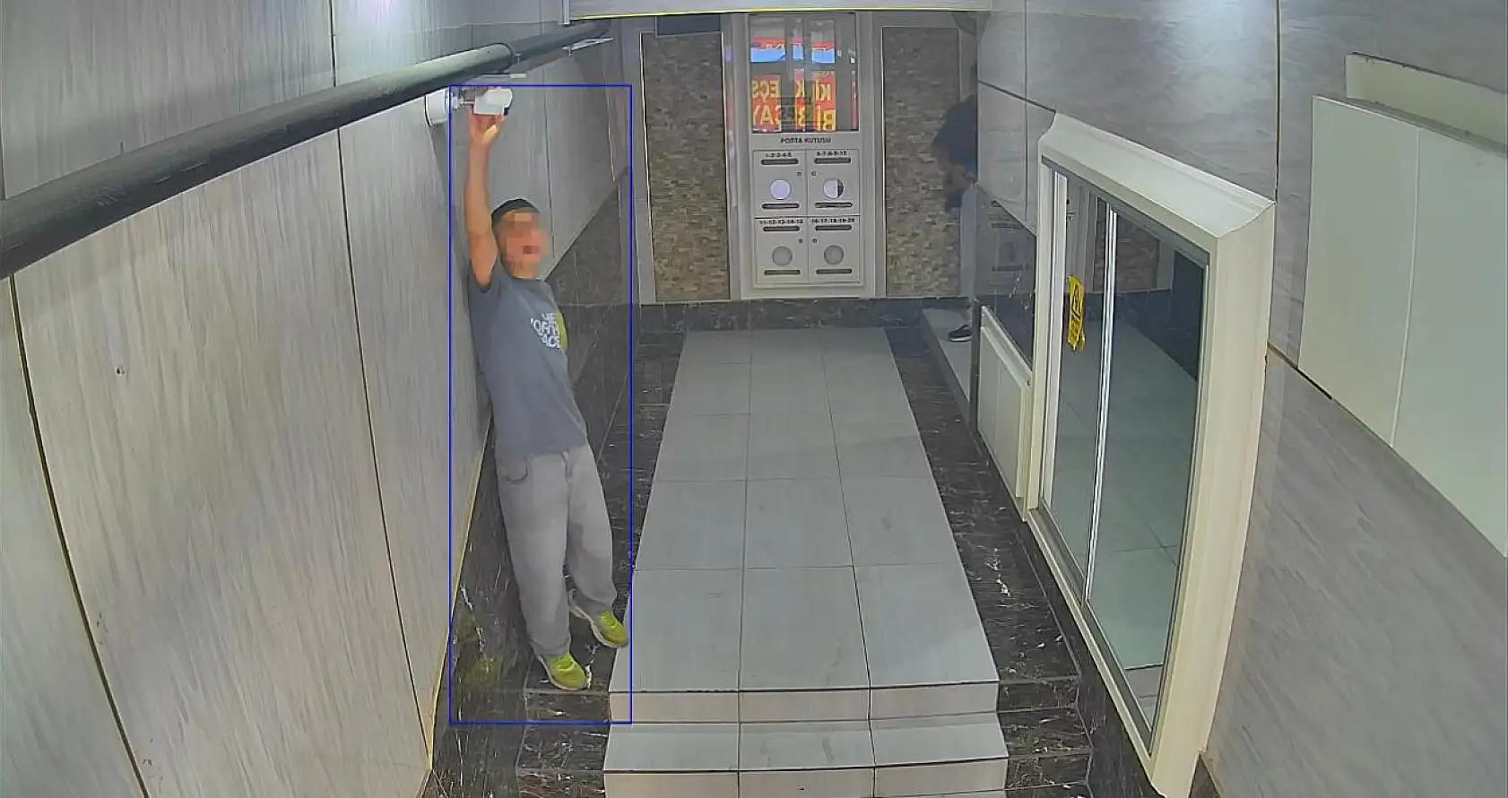 Gençlerin tepki çeken görüntüsü: Biri kamera açısını değiştirdi, diğeri koridorda tuvaletini yaptı