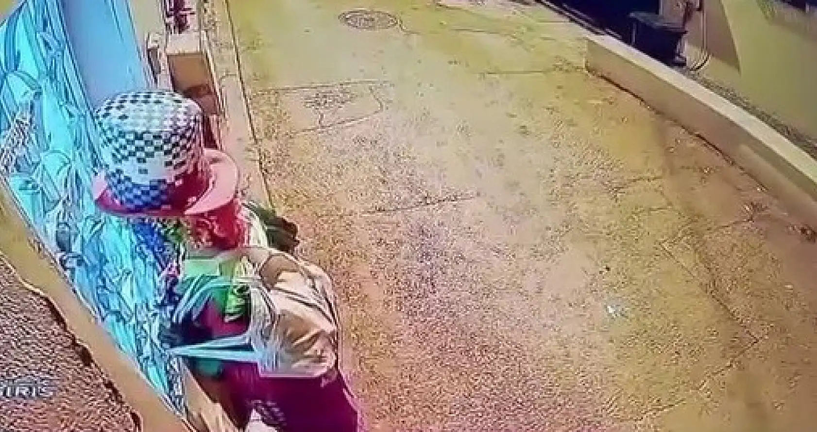 Palyaço Kıyafetli Şüpheli Çocukları Kovaladı
