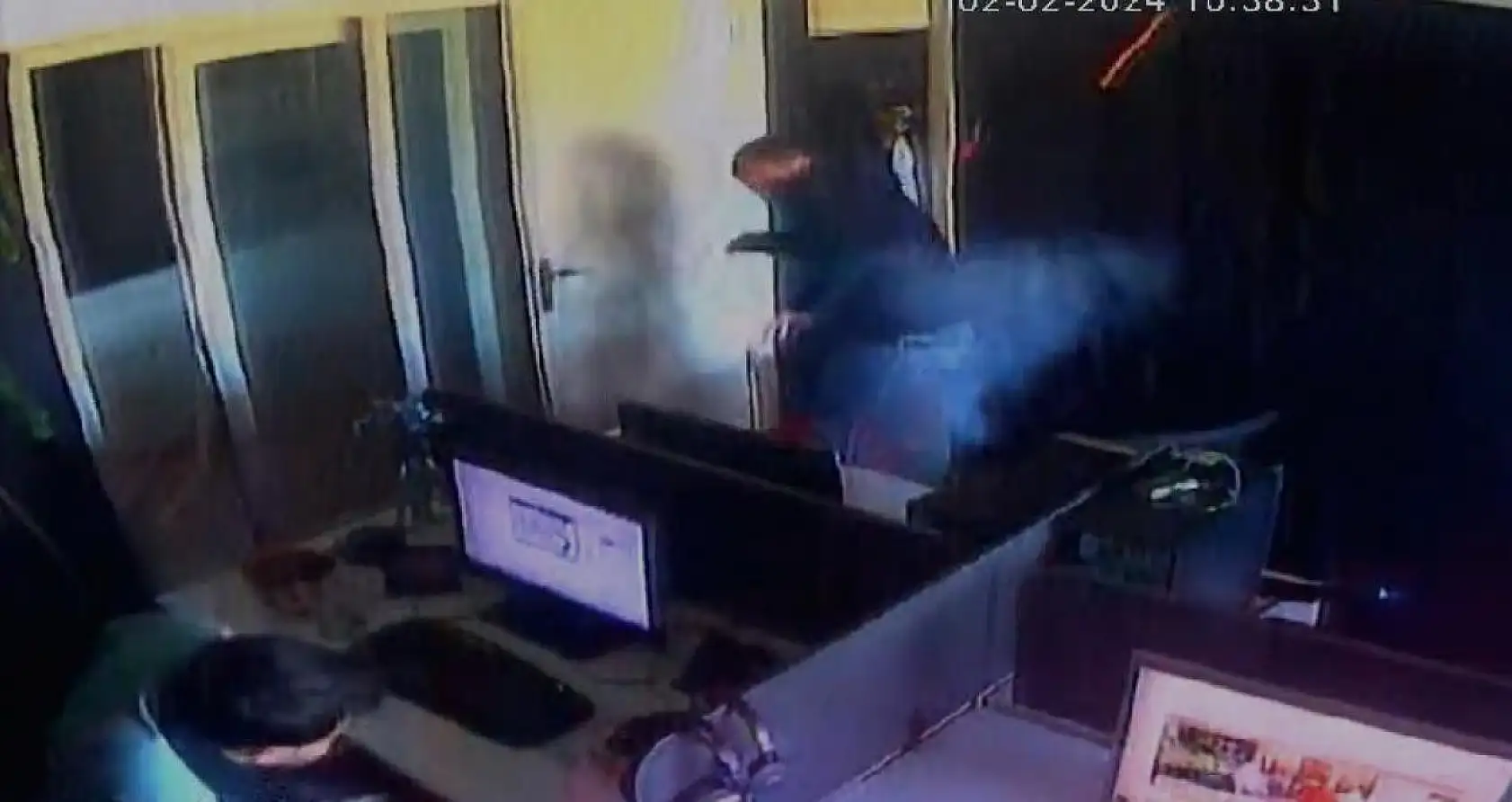 Cep telefonu önce patladı, sonra alev aldı