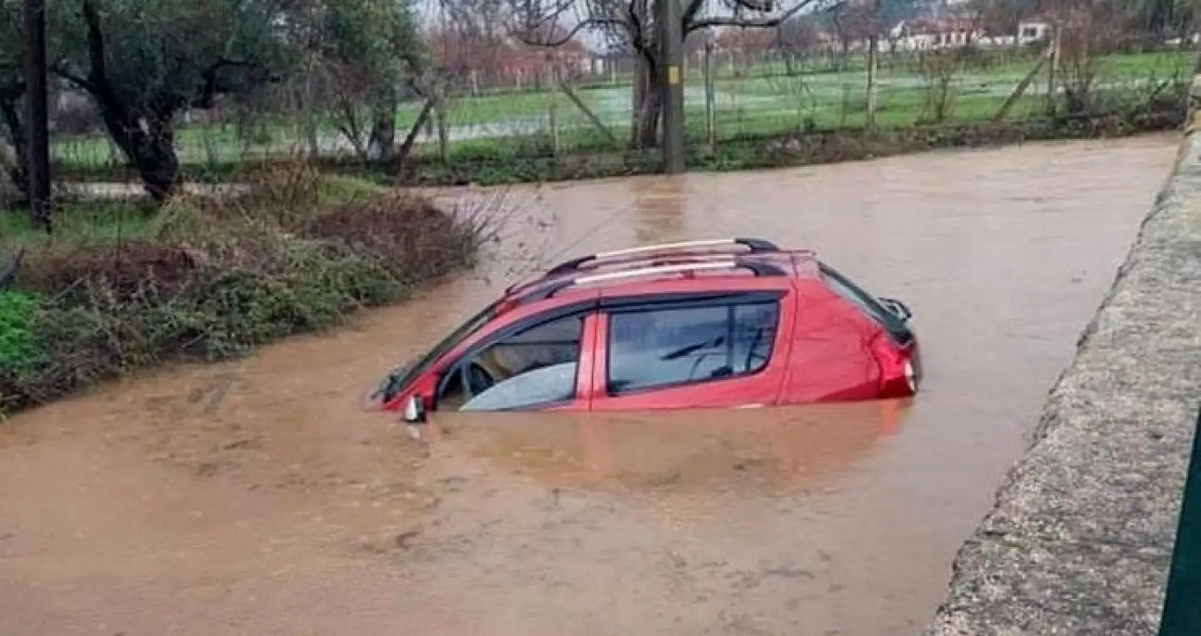 Aşırı yağıştan araç suya gömüldü, facianın eşiğinden dönüldü